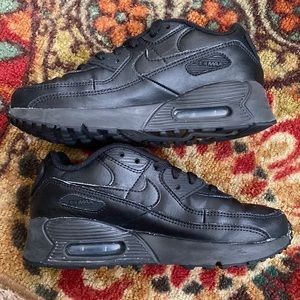 Kids size 2Y black Nike shoes